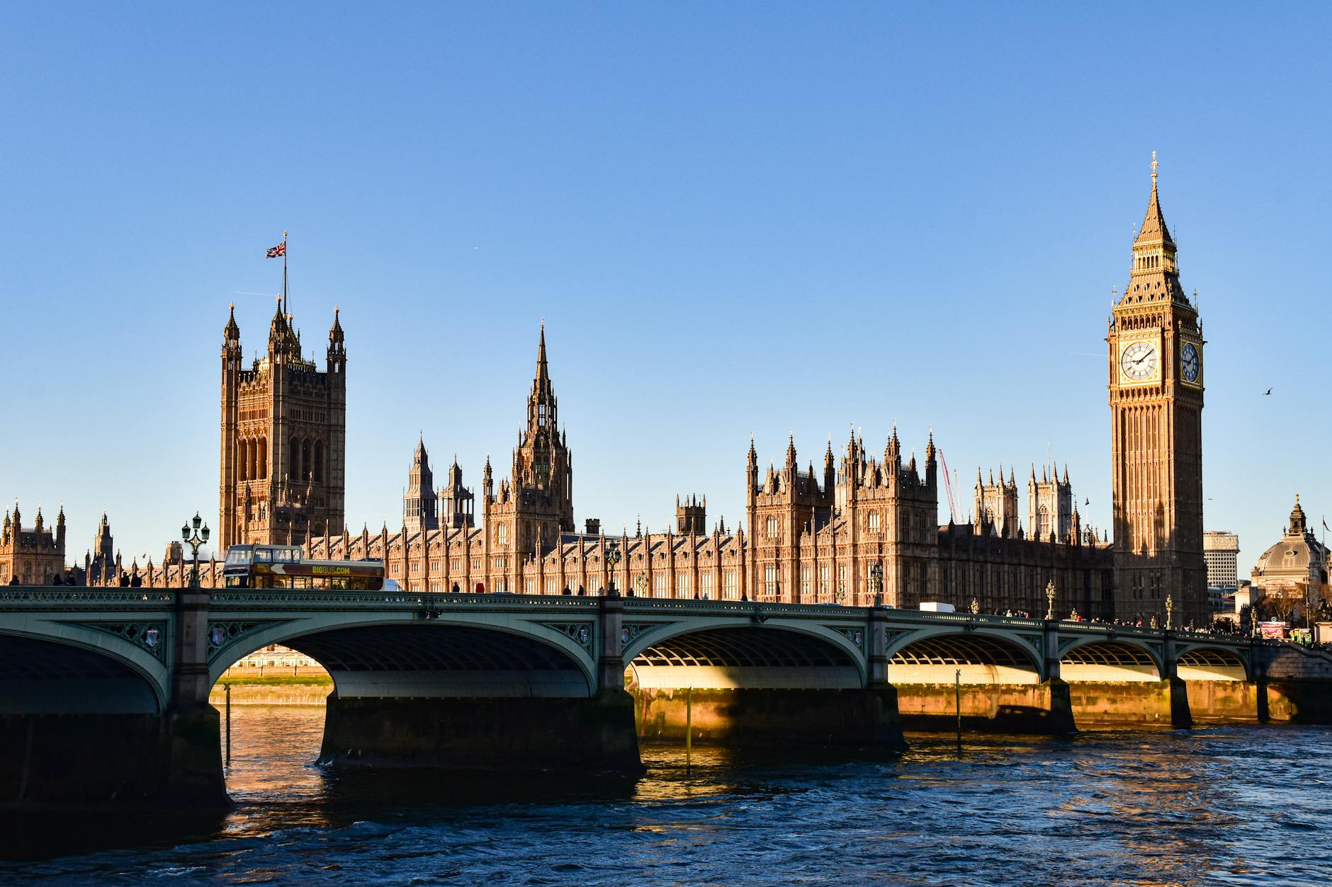Moving to the United Kingdom: Visa & Tax Guide (2026)